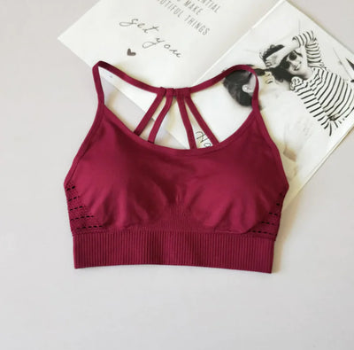 Sport bra for fitness in dark red, stylish back straps, suitable for yoga and workouts.